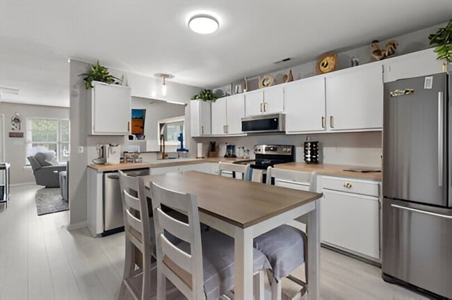 Building Photo - Charming Townhome with Fenced Backyard