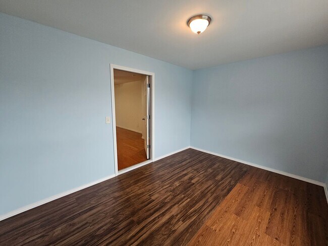 Building Photo - Spacious 4 Bedroom Home in Hampstead