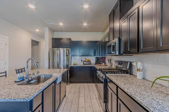 Building Photo - Beautiful home offers access to resort-style amenities