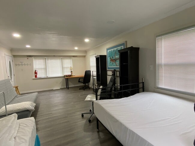 Building Photo - 12150 Monument Dr