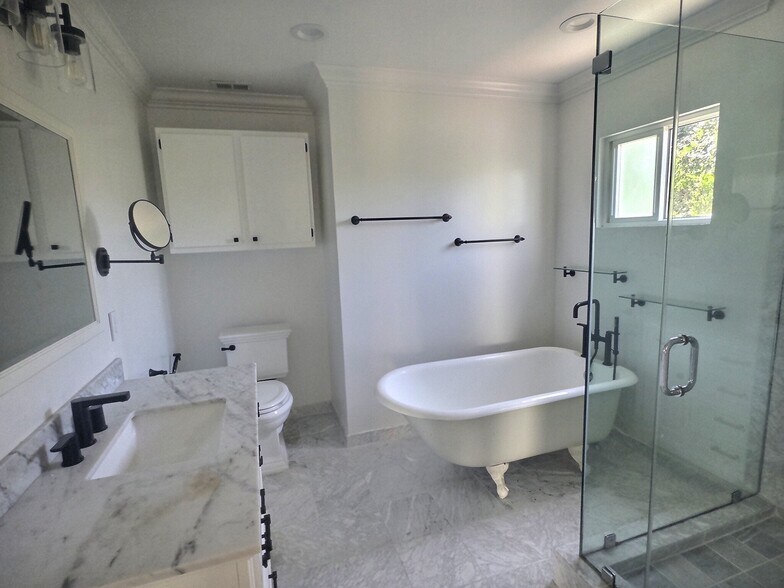 Building Photo - 3737 Paloma Dr