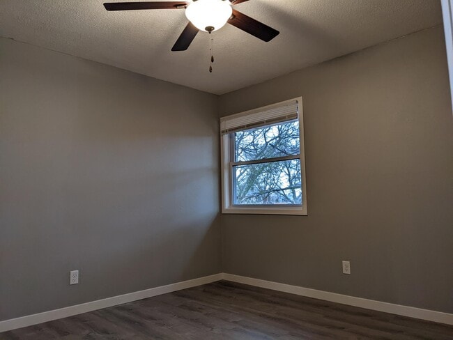 Building Photo - 105 Ludland Dr