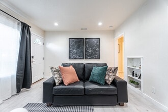 Building Photo - 2359 Oakwood Dr