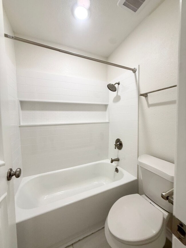 Building Photo - Elegant Recently Updated 3/2/2 Home in Ang...