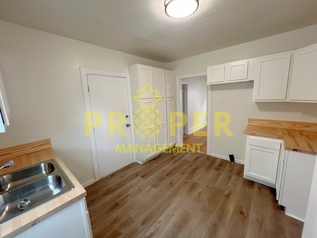 Building Photo - 3 bedrooms 2 bathrooms house for rent