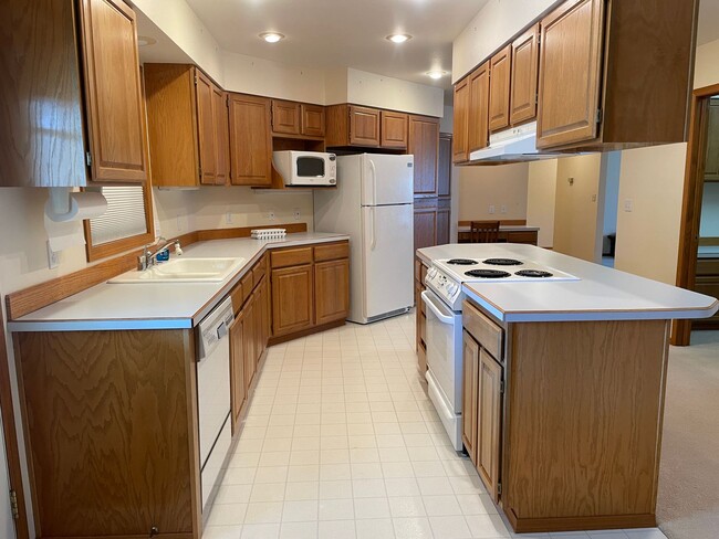 Building Photo - Cozy Home Feel, One Floor Living, Great Ba...