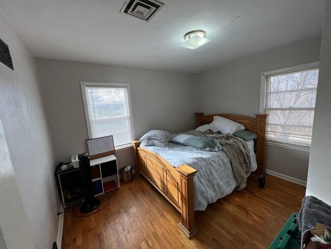 Building Photo - 2 Bedroom Main Floor Unit Available August 1, 2026!