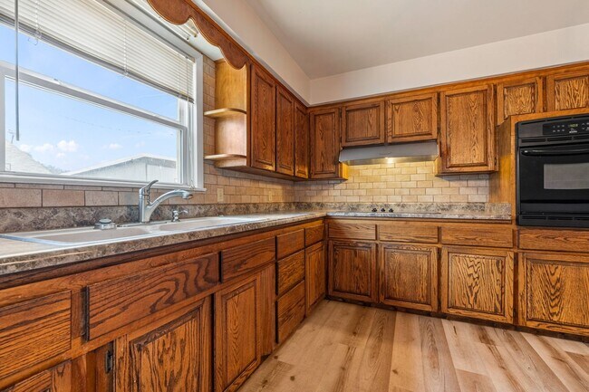 Building Photo - 3 Bedroom 2 Bath Home with Bonus Rooms and Tons of Extra Space