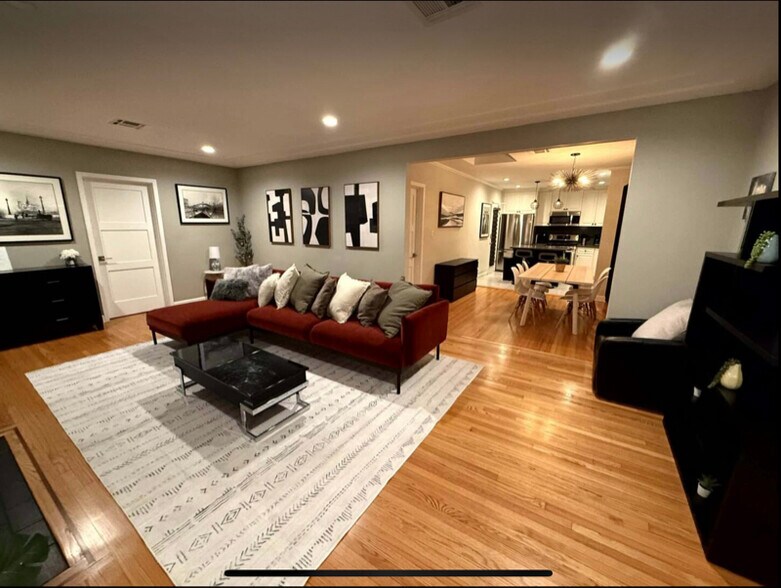 Building Photo - 404 S Beachwood Dr