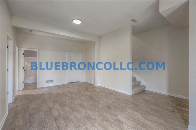 Building Photo - Completely renovated 3 bedroom unit with modern finishes and beautiful views.