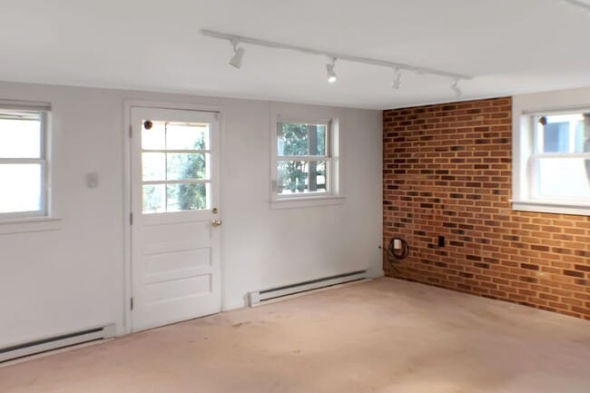 Building Photo - 4 Bedroom on 1 acre