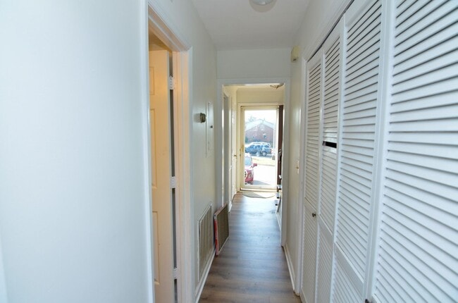 Building Photo - 931 Brentwood Pointe
