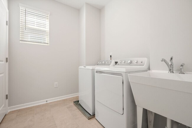 Building Photo - Stunning and spacious end-unit townhome in North Raleigh!