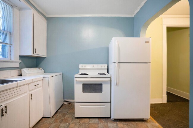 Building Photo - Charming Historic 2BR Apartment with Garag...