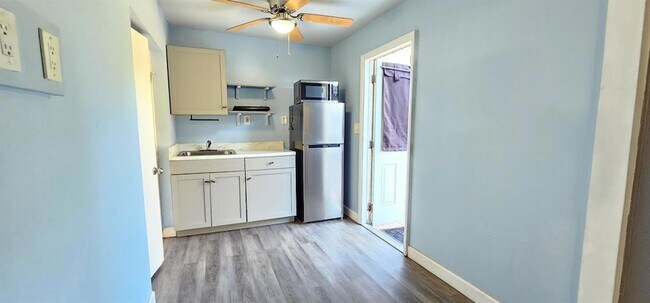 Building Photo - 3684 Pinehurst Dr