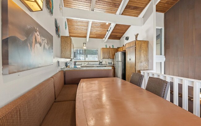 Building Photo - Fully Furnished 2 Bed / 2 Bath Corner Unit...