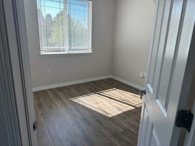 Building Photo - Updated upper floor condo with great south...