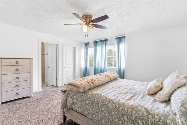 Building Photo - "Spacious 3-Bed Oasis with Fireplace & Modern Vinyl Touches in Ogden"