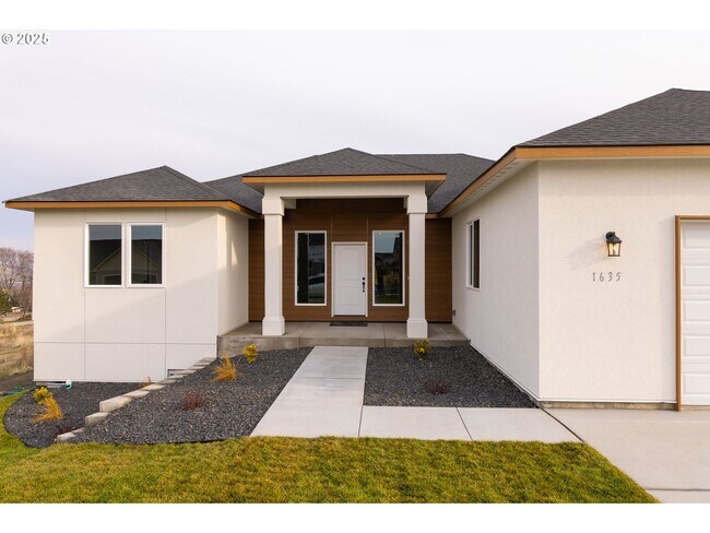 Building Photo - Stunning South Hill Home in Umatilla!!