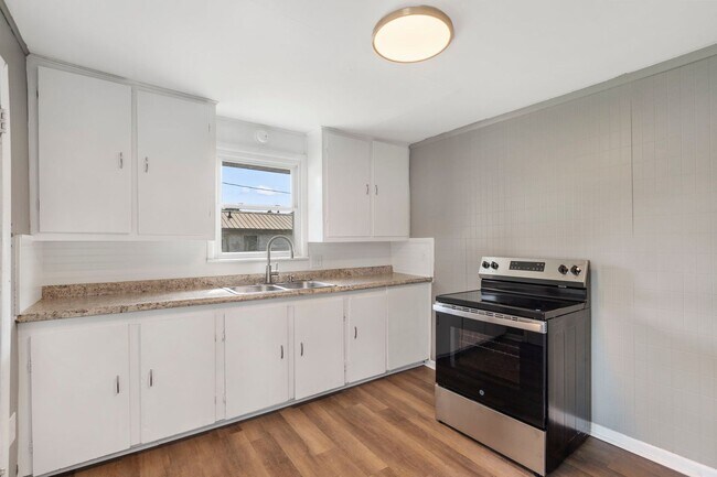Building Photo - Charming and remodeled 2 Bed | 1 Bath Home...