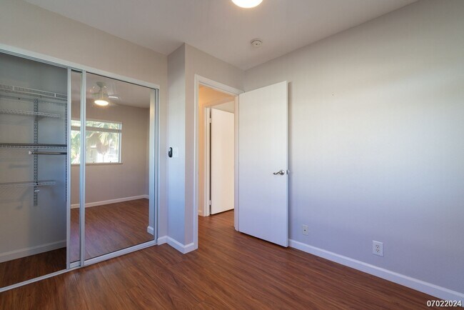Building Photo - Immaculate 3bd/2.5 SF Home With Upstairs O...