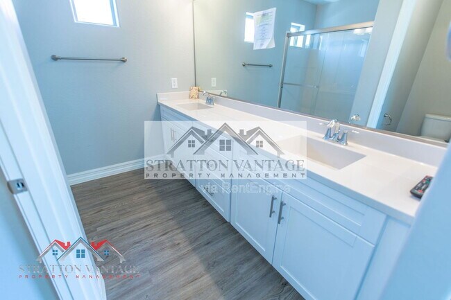 Building Photo - 2821 S Skyline Dr