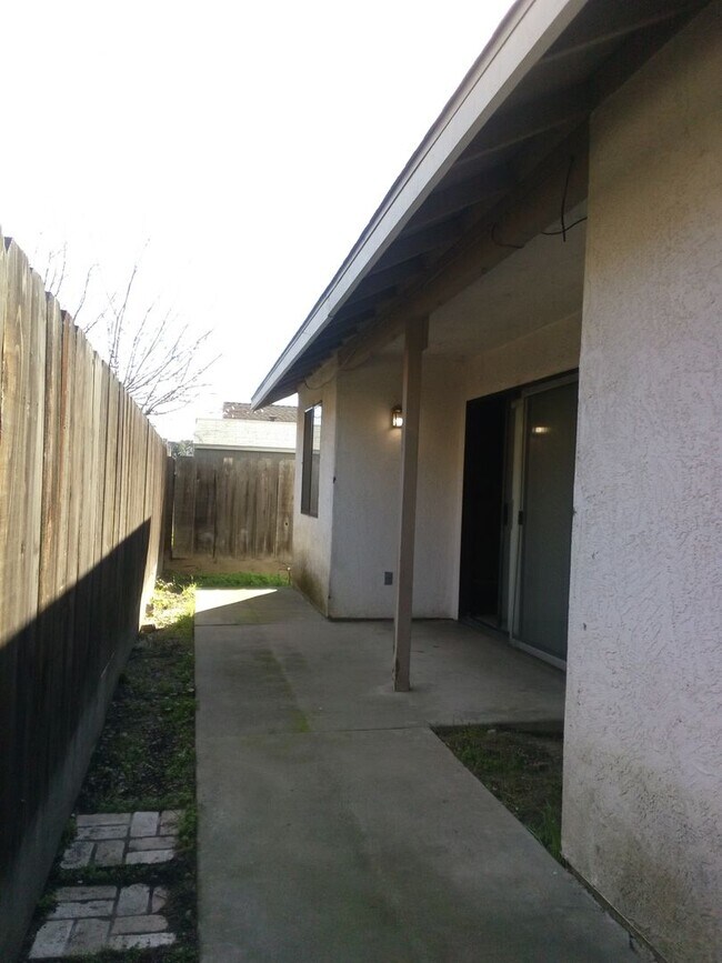 Building Photo - 2220 Sunmist Ln