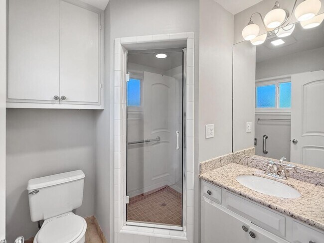 Building Photo - 527 Hilbar Ln