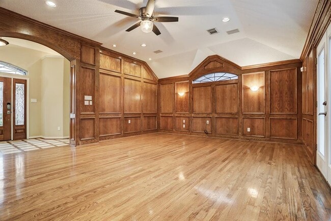 Building Photo - 316 Parkwood Village Dr
