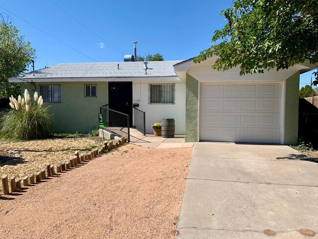 Building Photo - Lovely 2 Bedroom, 2 Bath Home Near Old Town! Available Now!