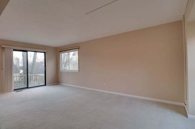 Building Photo - Rochester Hills 3 Bedroom Detached Condo