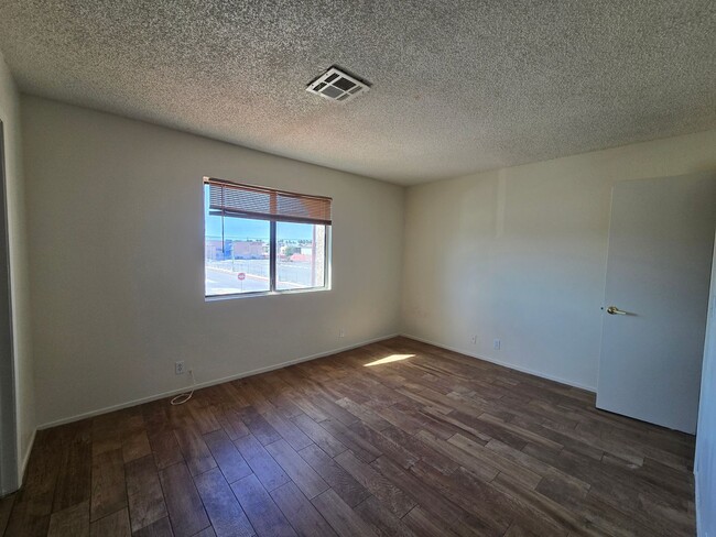 Building Photo - A nice & cozy 1-bedroom, 1-bathroom upstairs condo
