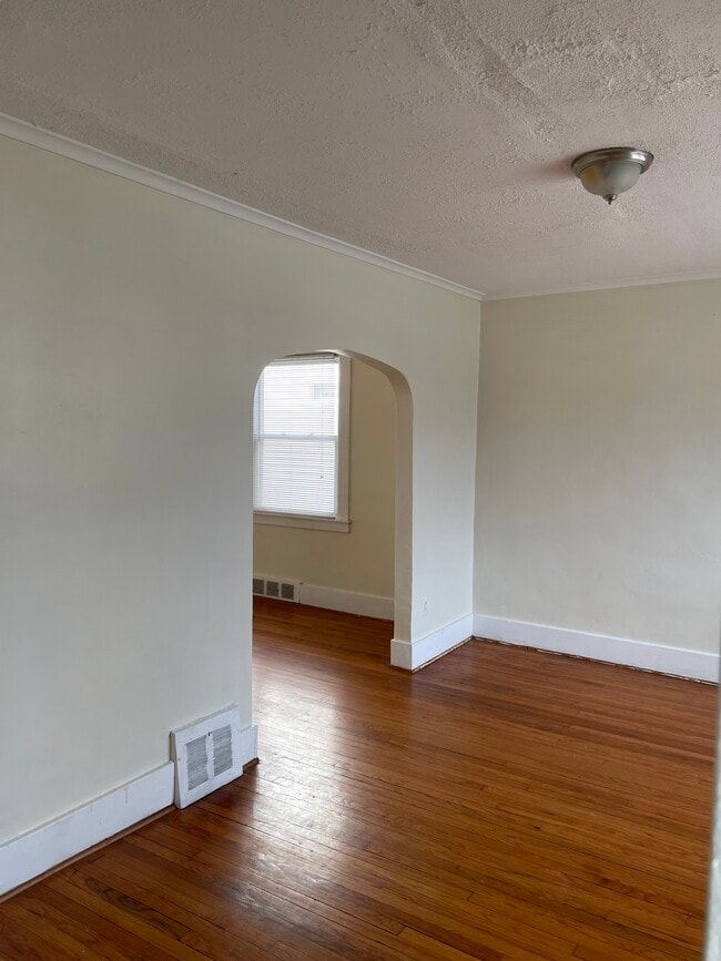 Building Photo - 1341 Beaconsfield Ave