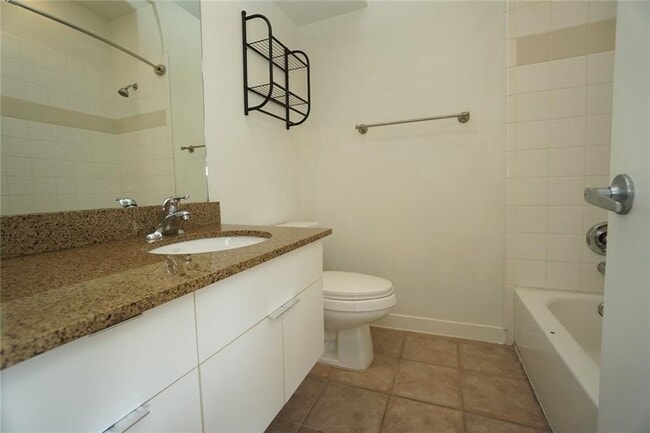 Building Photo - Stunning Townhouse In A Great Location Nea...