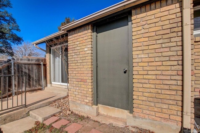 Building Photo - 1015 E Yager Ln