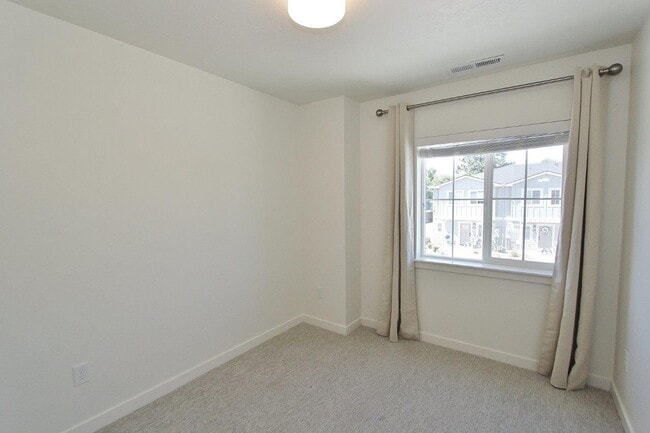 Building Photo - Immaculate Townhouse w/2-Car Garage