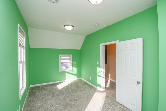 Building Photo - 817 W 12th St