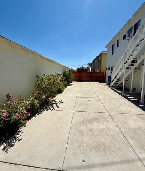 Building Photo - 12753 Oxnard St