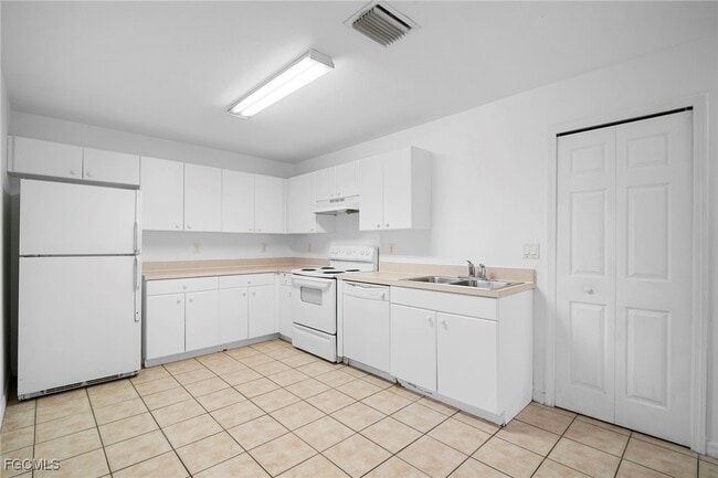 Building Photo - 4646 15th St SW