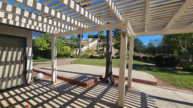 Building Photo - Gorgeous Single Story Home- Huge Back Yard...