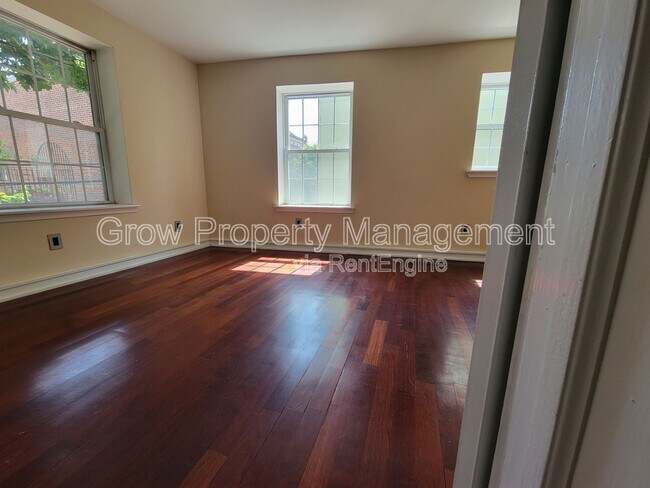 Building Photo - 1019 S 10th St