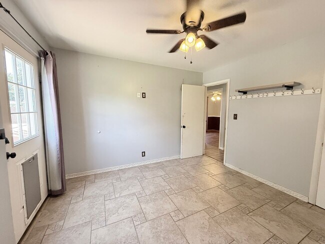 Building Photo - Adorable 3/1 Bungalow with $150 flat fee utilities