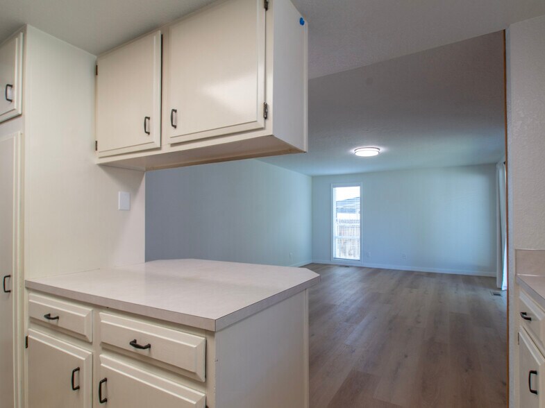 Building Photo - 853 N Gossett Pl
