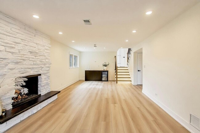 Building Photo - 909 S Waverly Ave