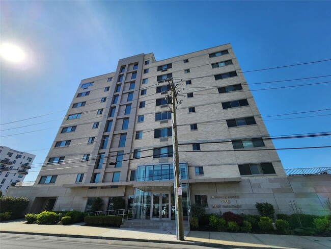 Building Photo - 170 W Broadway