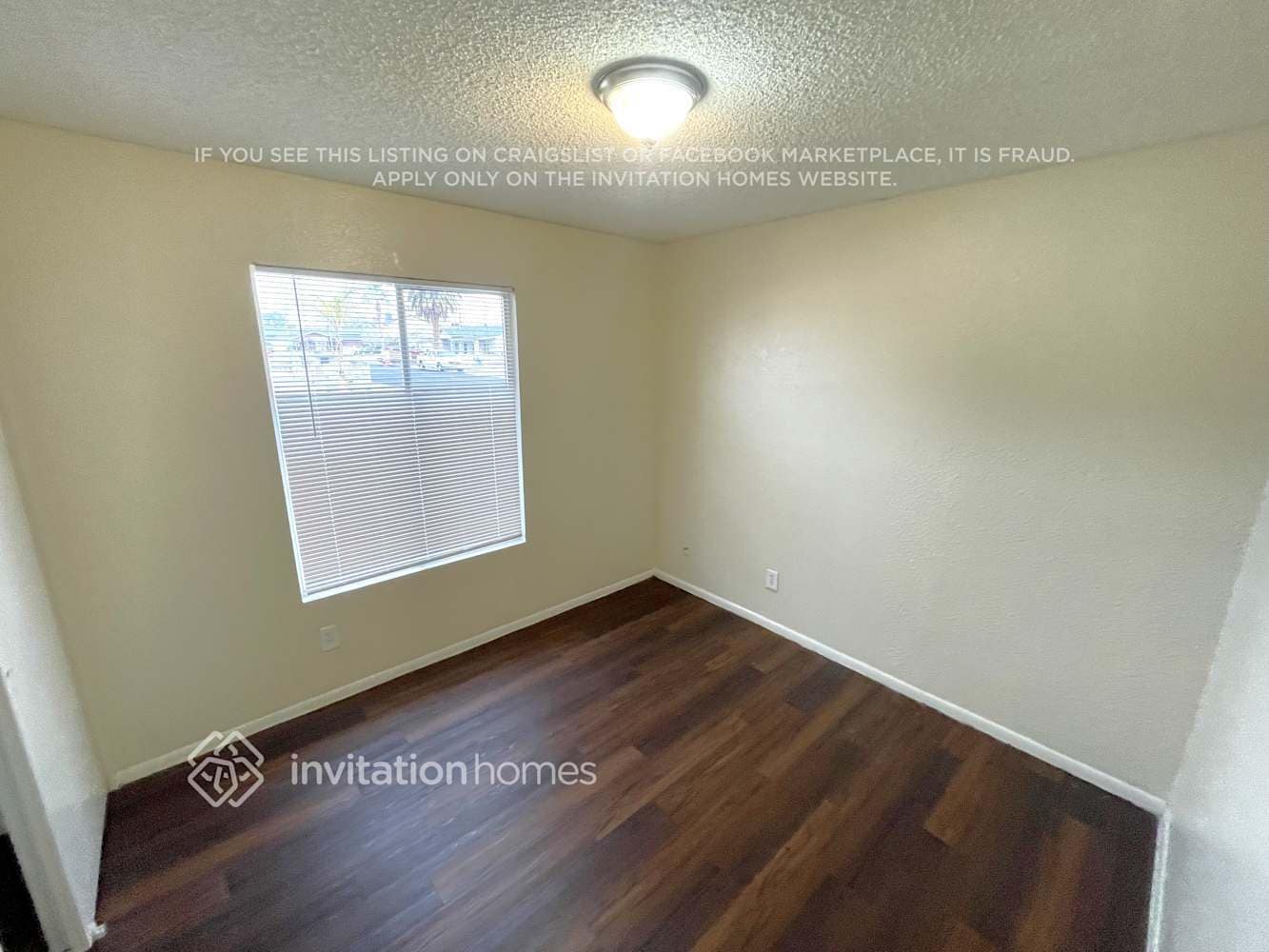 Building Photo - 8435 W Amelia Ave