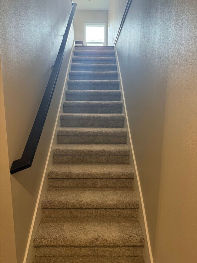 Building Photo - Spacious home in a desirable neighborhood