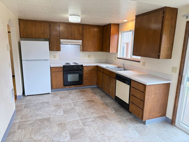 Building Photo - 3 bedroom 2 bath house in a great neighborhood!