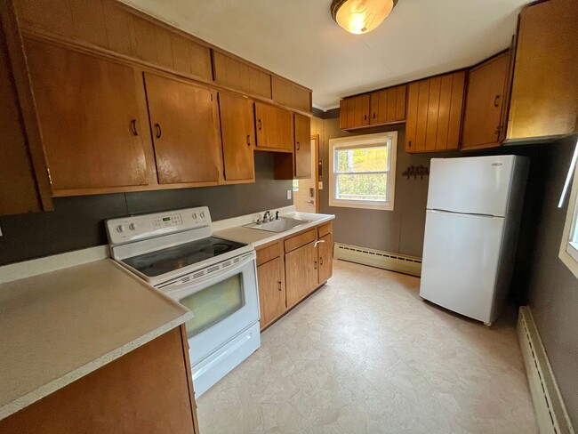 Building Photo - AVAILABLE May - 2 Bed 1 Bath Wooded Back Yard