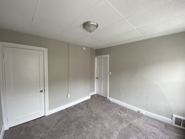 Building Photo - 338 S Duke St